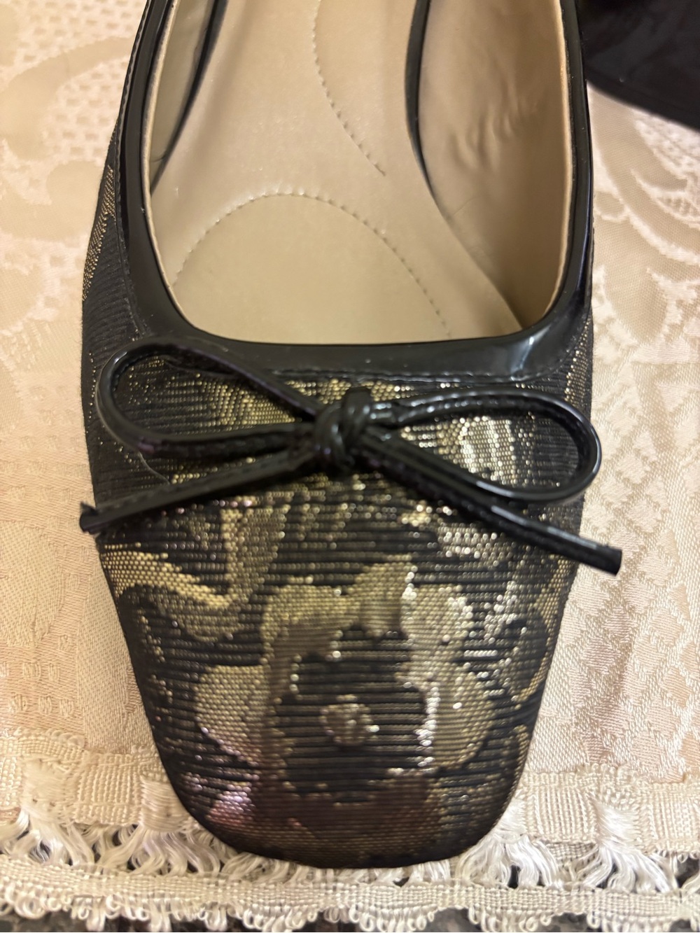 Bandolino Black & Gold Low Bow Front Pumps - Picture 7 of 9